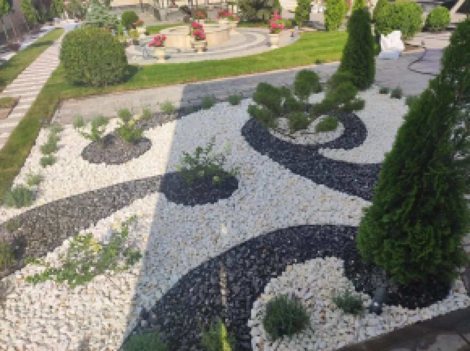 Благоустройство двора тротуарной плиткой, отсыпка камнем, строительство фонтана — фото 1