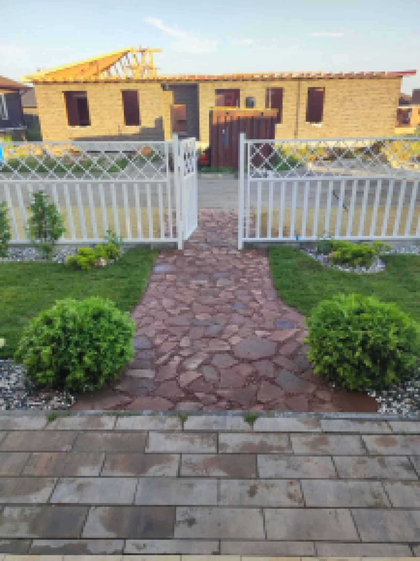 Дорожка из дикого камня к калитке, клумбы и посадки — фото 1
