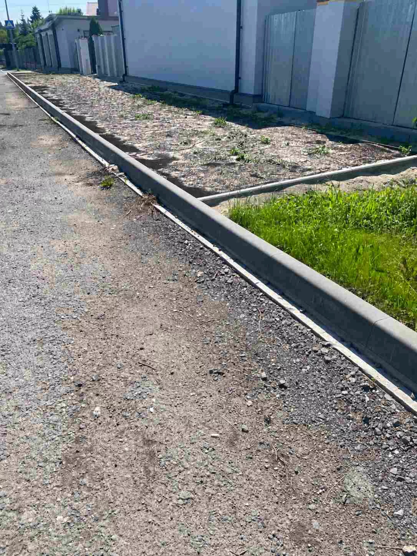 Установка бордюрного камня на участке с подготовкой территории под газон — фото 1